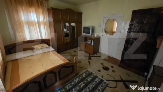 Două case de vânzare, curte comună, 4 camer 110mp, 50 ari