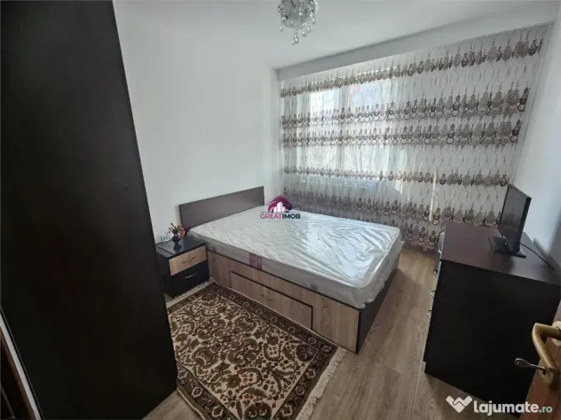 1 camera dintr-un apartament cu 3 camere.