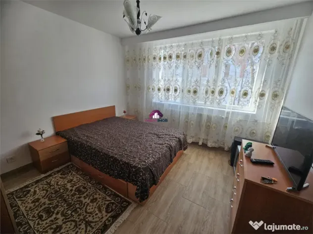 1 camera dintr-un apartament cu 3 camere.