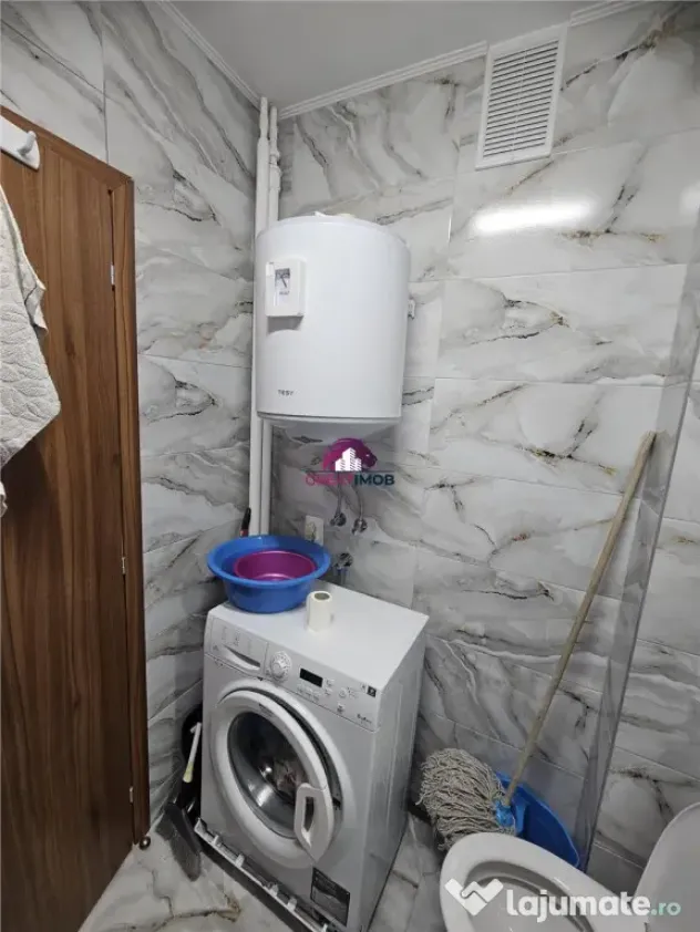 1 camera dintr-un apartament cu 3 camere.