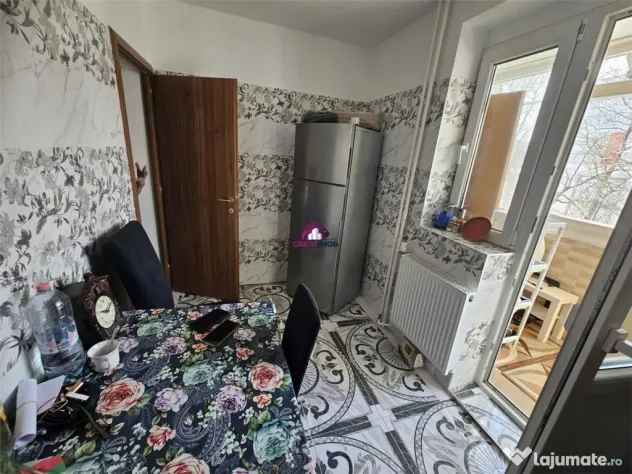 1 camera dintr-un apartament cu 3 camere.