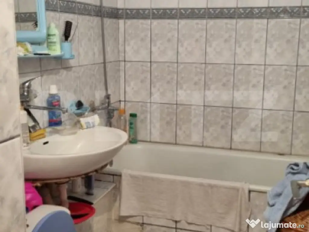 Apartament de vanzare, cu 3 camere, 69 mp, zona Carpati 2