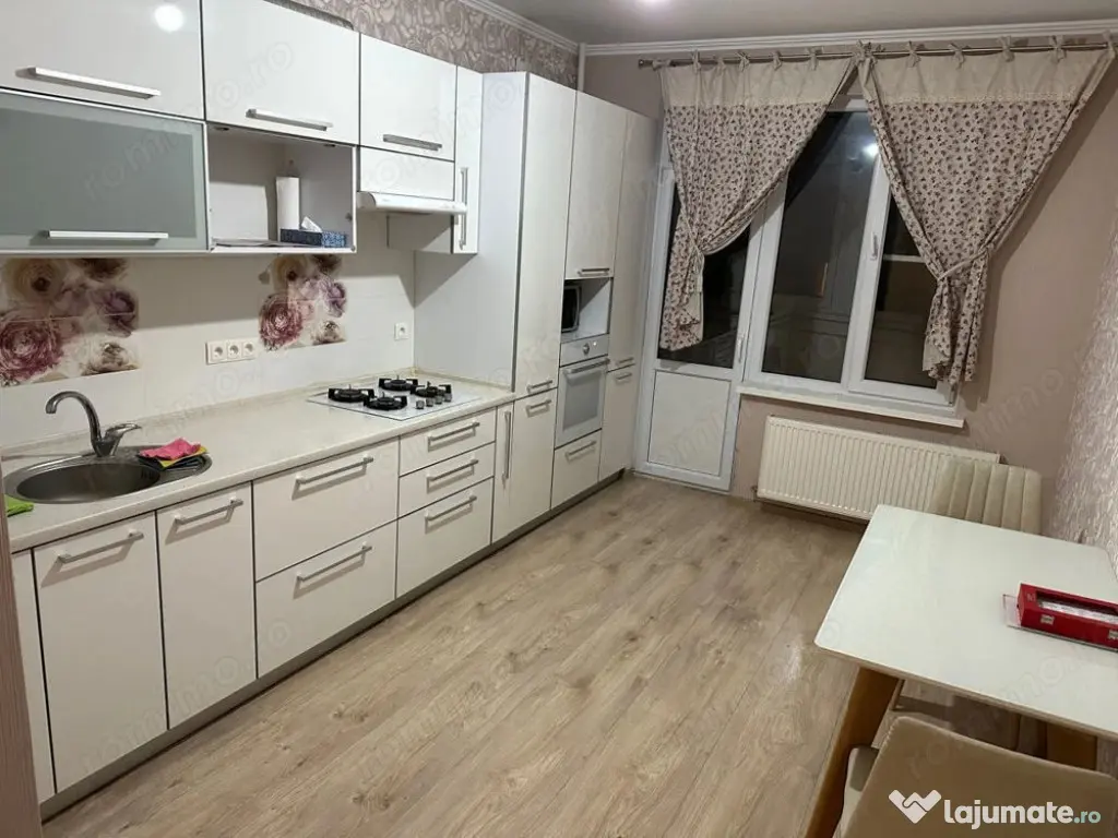 2 camere in zona Complexului Studentesc