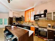 Vila Impunatoare cu Piscina pentru Familie sau Investitie Tu 