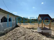 Casă și teren de vânzare în Parincea jud. Bacău. 