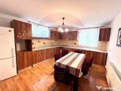 Casă / Vilă cu 7 camere de închiriat în zona Oncea 