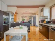 Casă spațioasă și elegantă, teren 1547 mp în Stupin... 