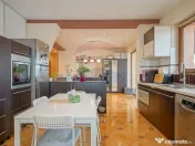 Casă spațioasă și elegantă, teren 1547 mp în Stupin... 