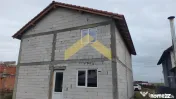 Casa la rosu de in localitatea Fantanele