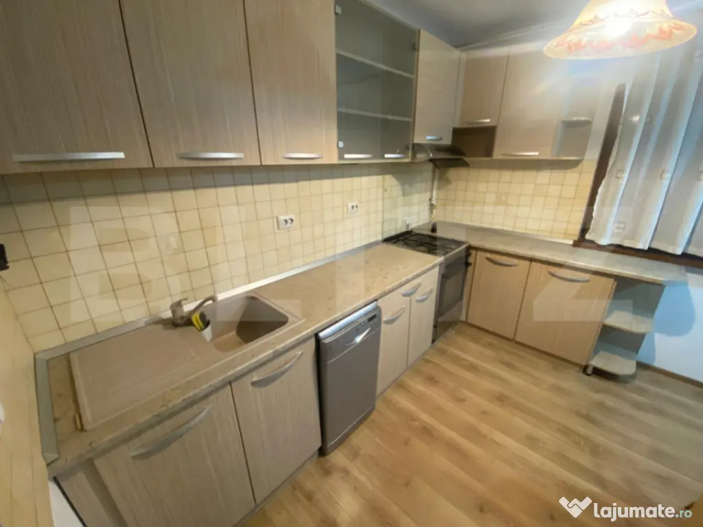 Apartament 3 camere, 74 mp, 2 balcoane, eta intermediar, la