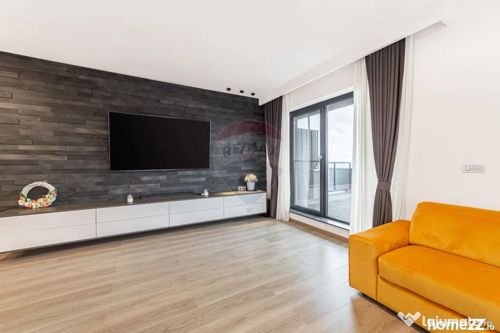 Apartament tip PENTHOUSE, 3 camere de vânzare, posibil R...