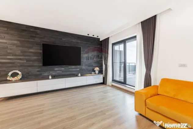 Apartament tip PENTHOUSE, 3 camere de vânzare, posibil R...