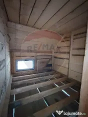 Casă / Vilă cu 8 camere de vânzare 