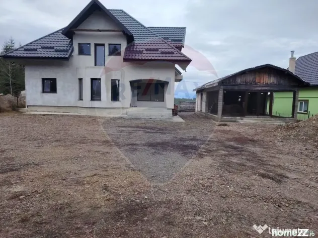 Casă / Vilă cu 8 camere de vânzare