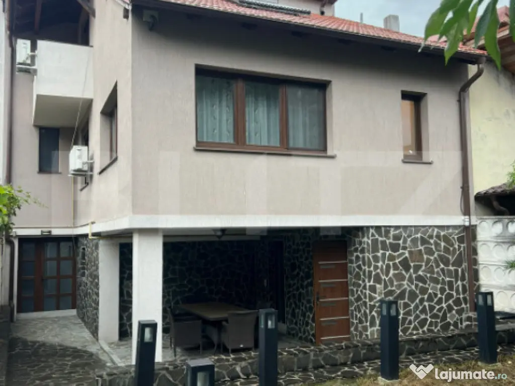 Casa 3 dormitoare de vanzare, 200 mp, teren 252mp, zona Semi