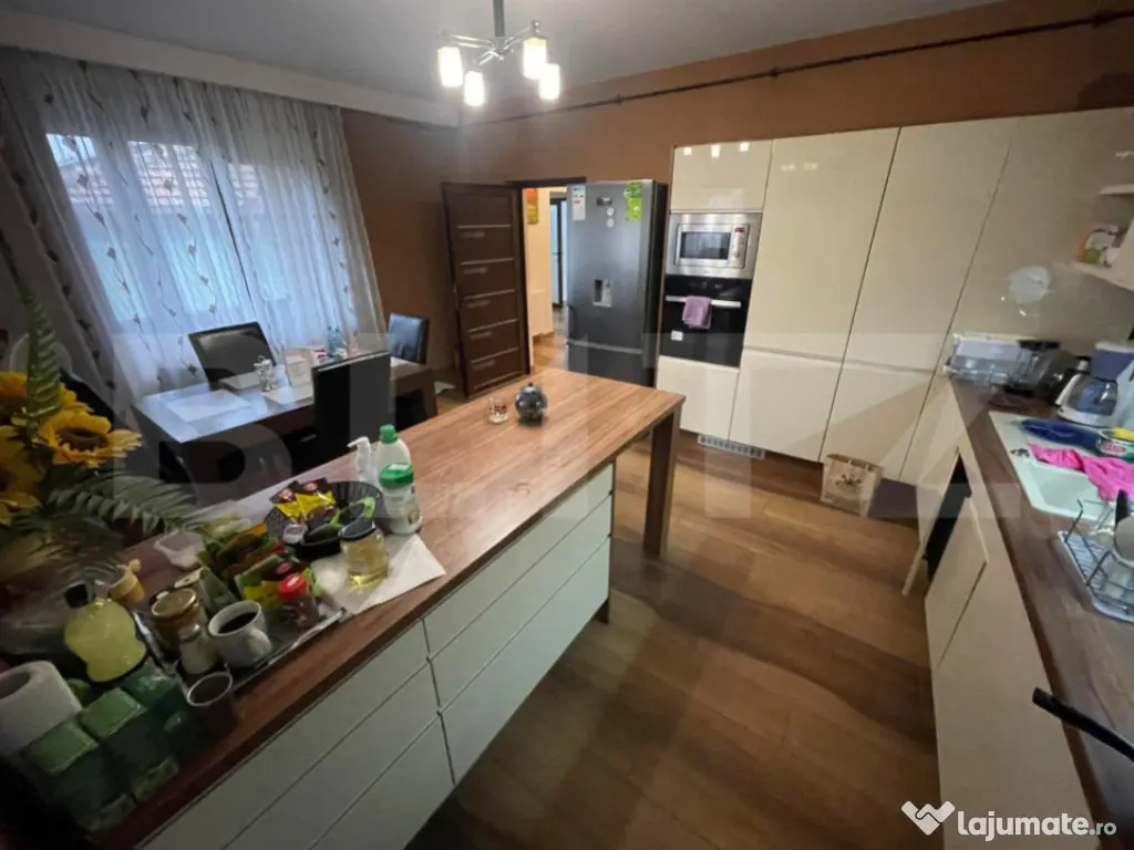 Casa 3 dormitoare de vanzare, 200 mp, teren 252mp, zona Semi