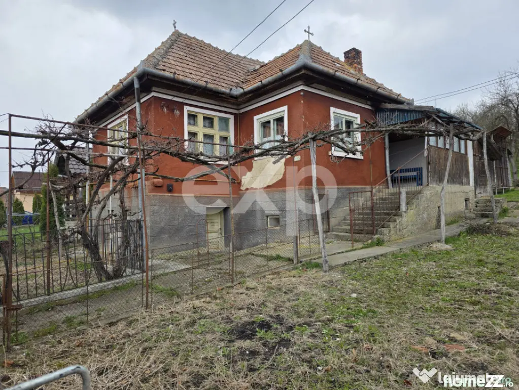 Casă + anexe gospodărești pe teren generos în Rediu, com