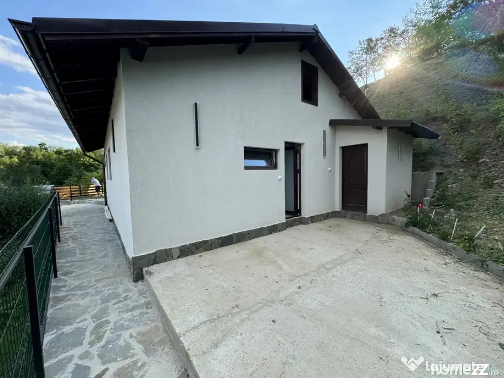 Casă nouă 108 mp cu teren 1.890 mp, zonă liniștită –