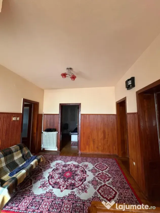 Casă spațioasă 280 mp utili, zonă centrală – lângă