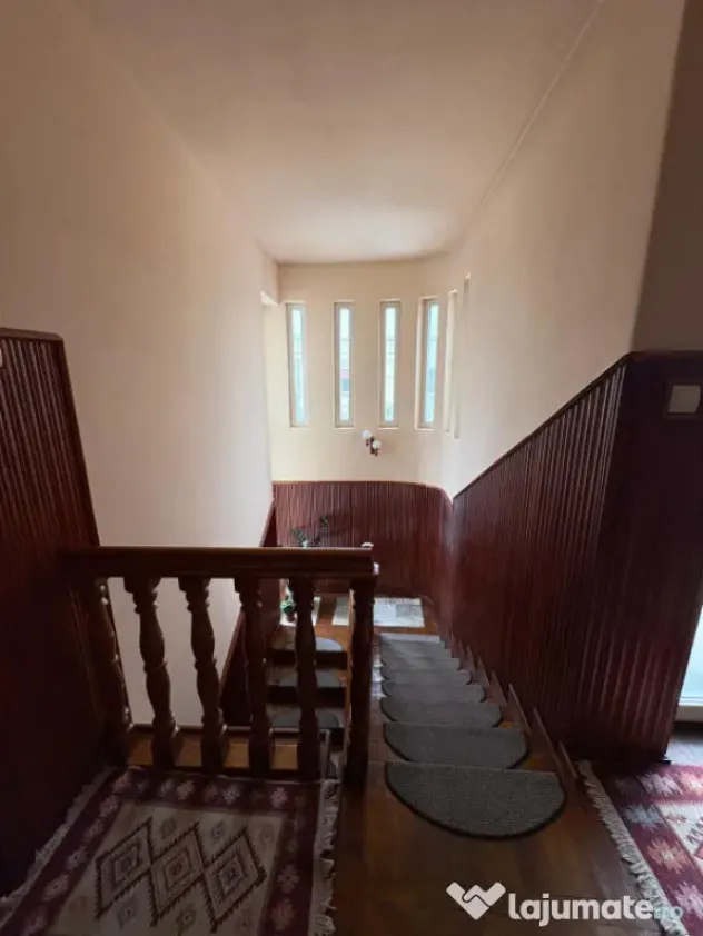 Casă spațioasă 280 mp utili, zonă centrală – lângă