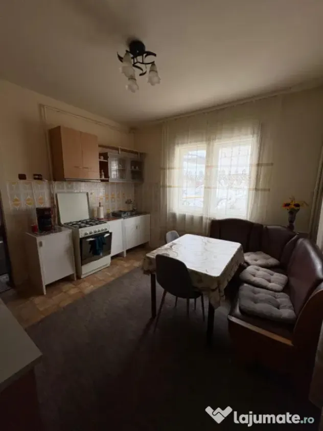 Casă spațioasă 280 mp utili, zonă centrală – lângă