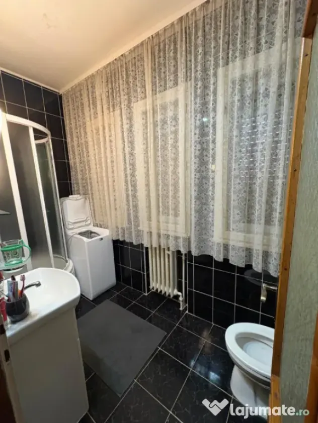 Casă spațioasă 280 mp utili, zonă centrală – lângă