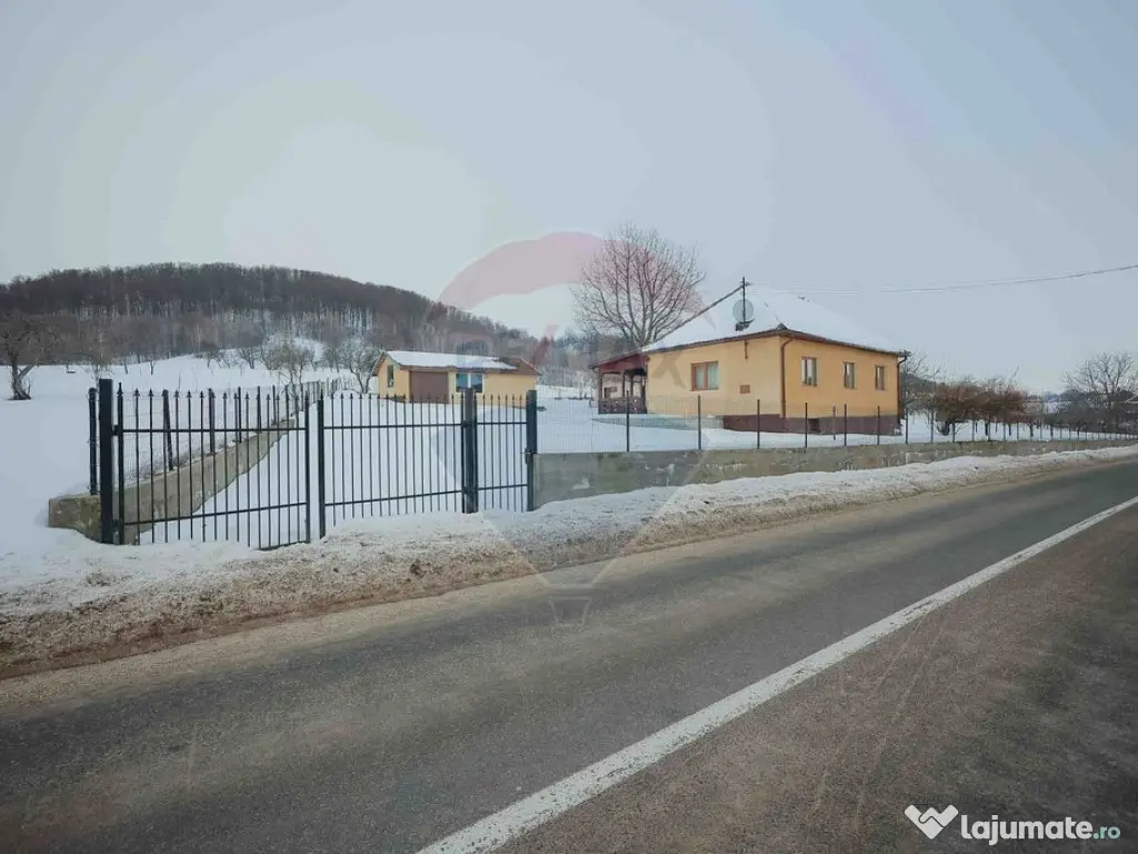 Casă cu 4 camere din cărămidă, de vânzare în zona B...