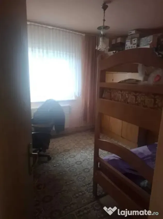 Apartament 3 camere, decomandate - zona Astra