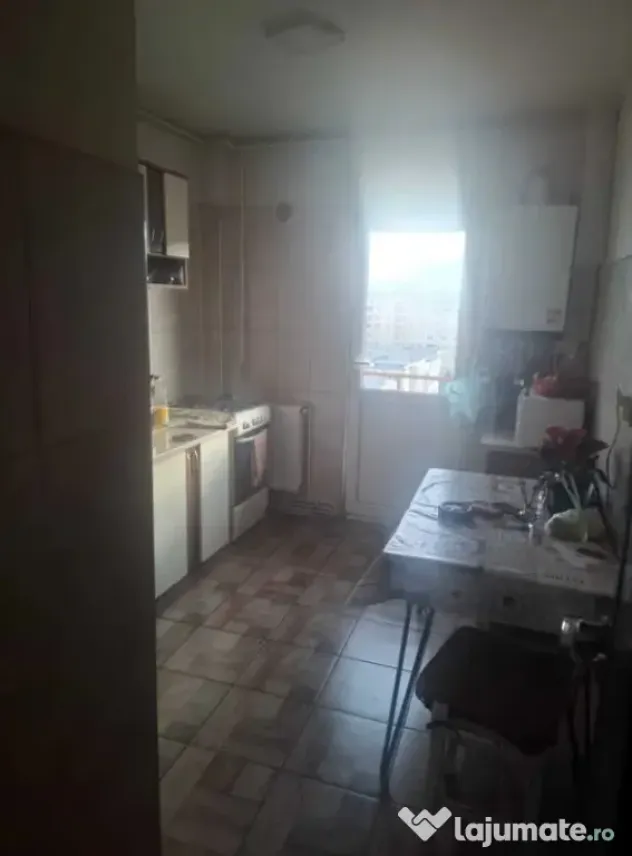 Apartament 3 camere, decomandate - zona Astra