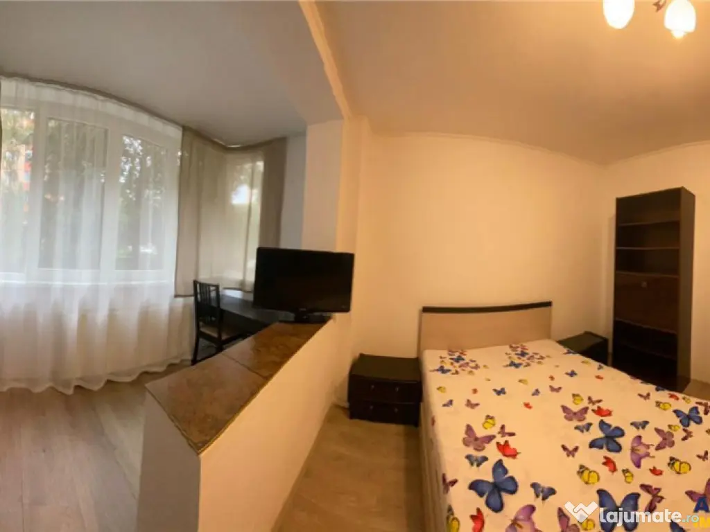 Decomandat, loc parcare,pivnita, zona Grivitei, Brasov.