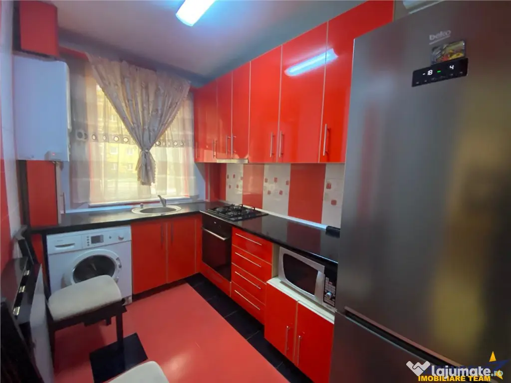 Decomandat, loc parcare,pivnita, zona Grivitei, Brasov.