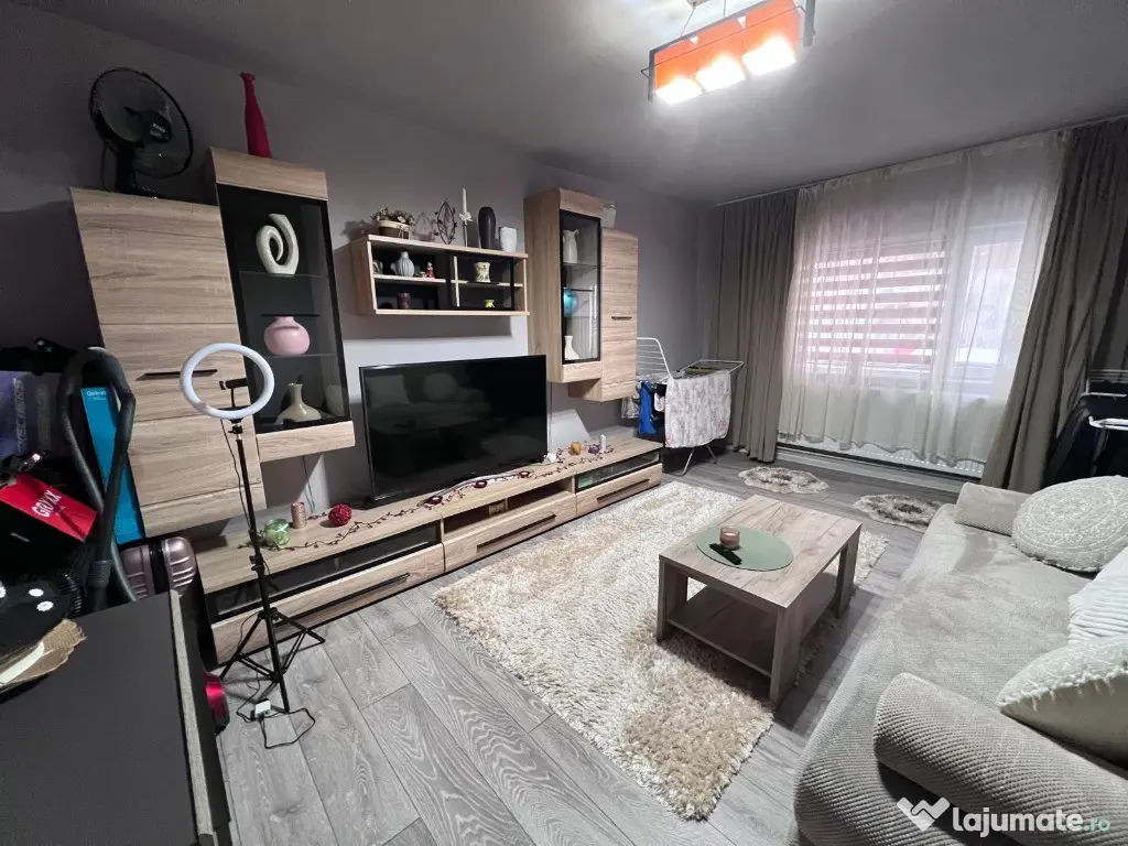 Apartament 2 camere,decomandat,zona Lido-Casa de pensii