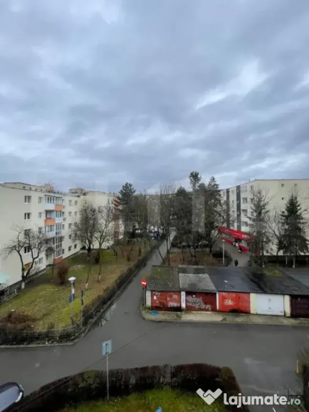 Apartament spațios de 4 camere, complet modernizat, la chei