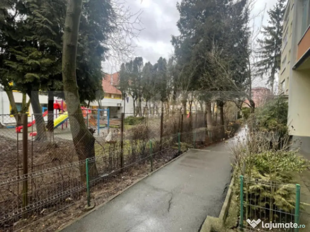 Apartament spațios de 4 camere, complet modernizat, la chei