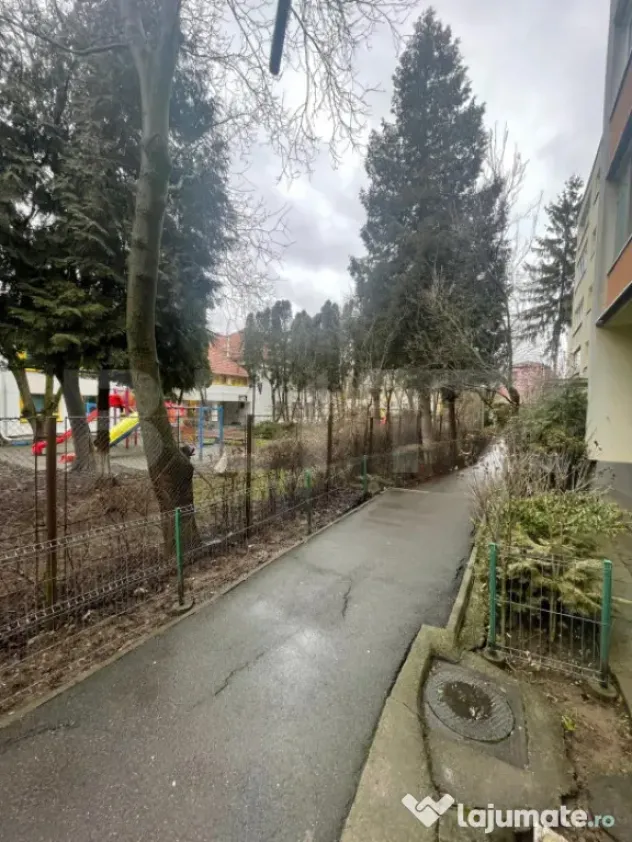 Apartament spațios de 4 camere, complet modernizat, la chei