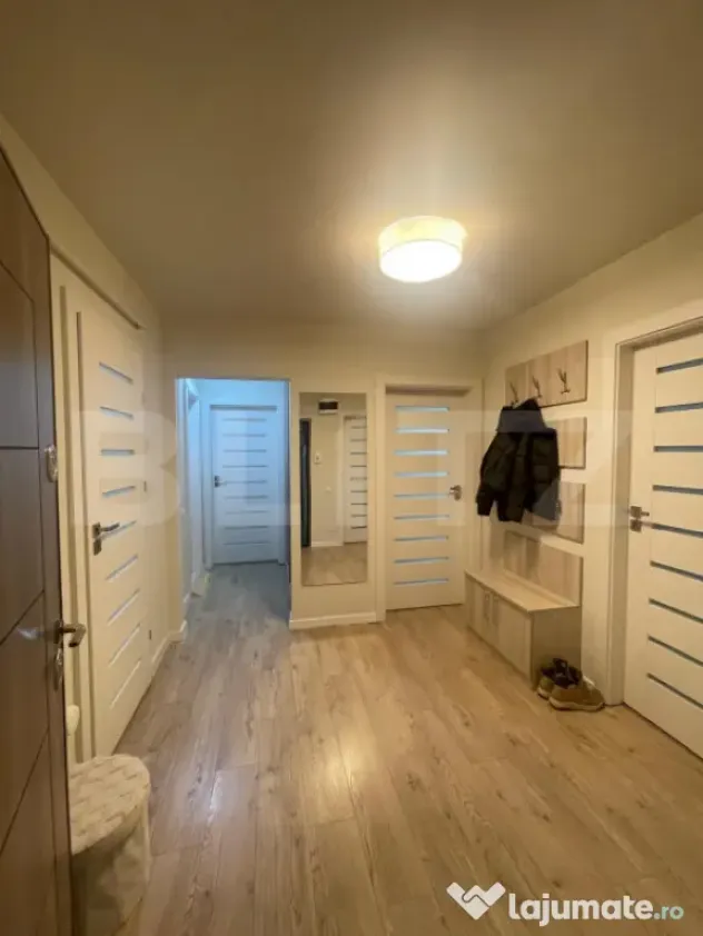 Apartament spațios de 4 camere, complet modernizat, la chei