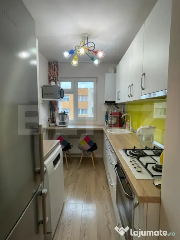 Apartament spațios de 4 camere, complet modernizat, la chei