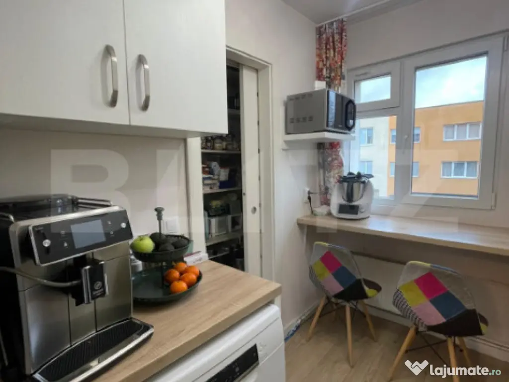 Apartament spațios de 4 camere, complet modernizat, la chei