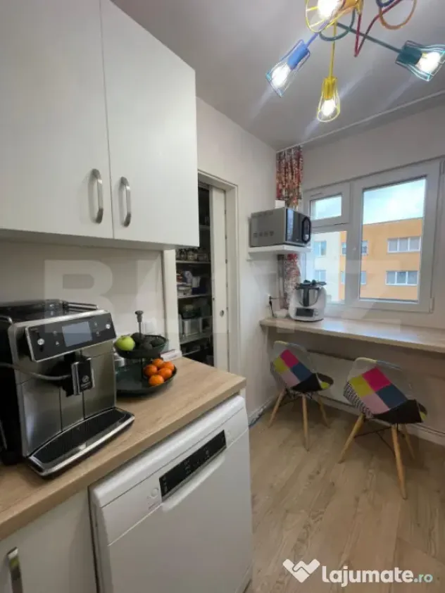 Apartament spațios de 4 camere, complet modernizat, la chei