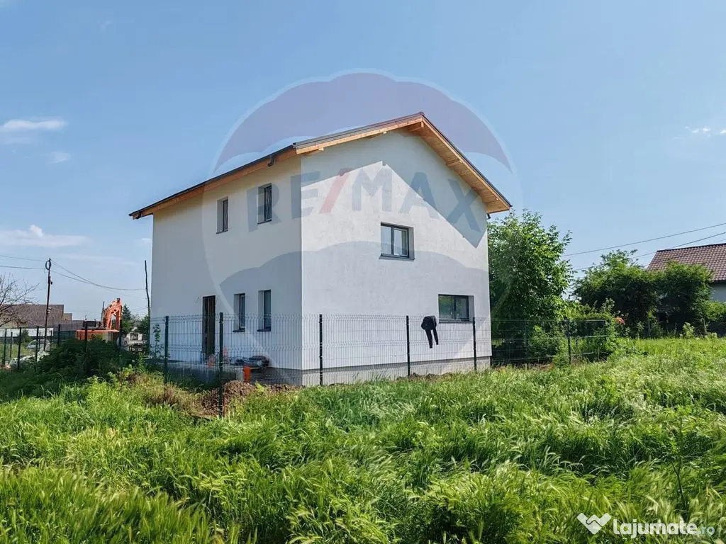 Casă / Vilă cu 4 camere de vânzare Sabareni