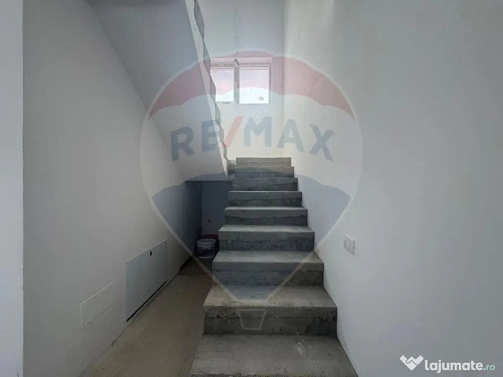 Casă / Vilă cu 4 camere de vânzare Sabareni