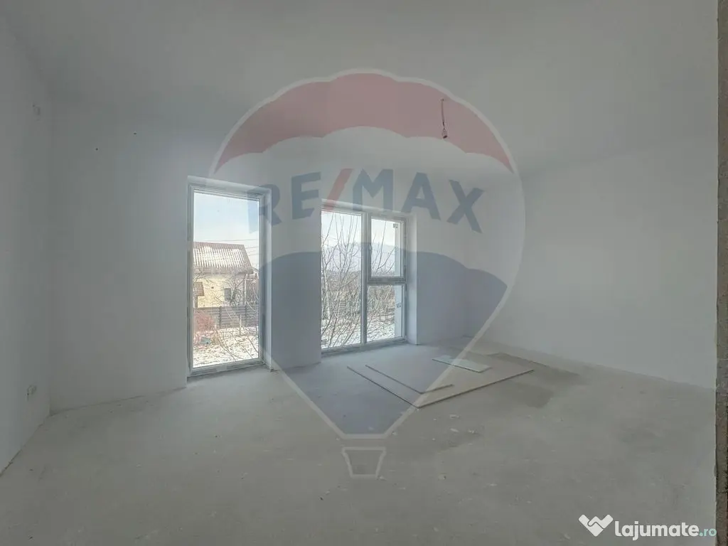 Casă / Vilă cu 4 camere de vânzare Sabareni