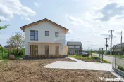 Casă / Vilă sustenabila in Dragomiresti/Sabareni 