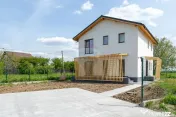 Casă / Vilă sustenabila in Dragomiresti/Sabareni 