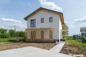 Casă / Vilă sustenabila in Dragomiresti/Sabareni 