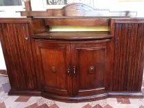 Vând bufet din lemn natur cu o vechime de peste 100 ani,deosebit.