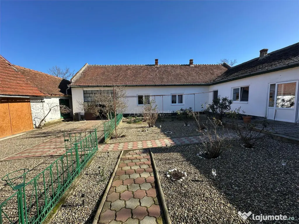 Casa Solida, pentru Familie extinsa, cu Gradina si Teren, D