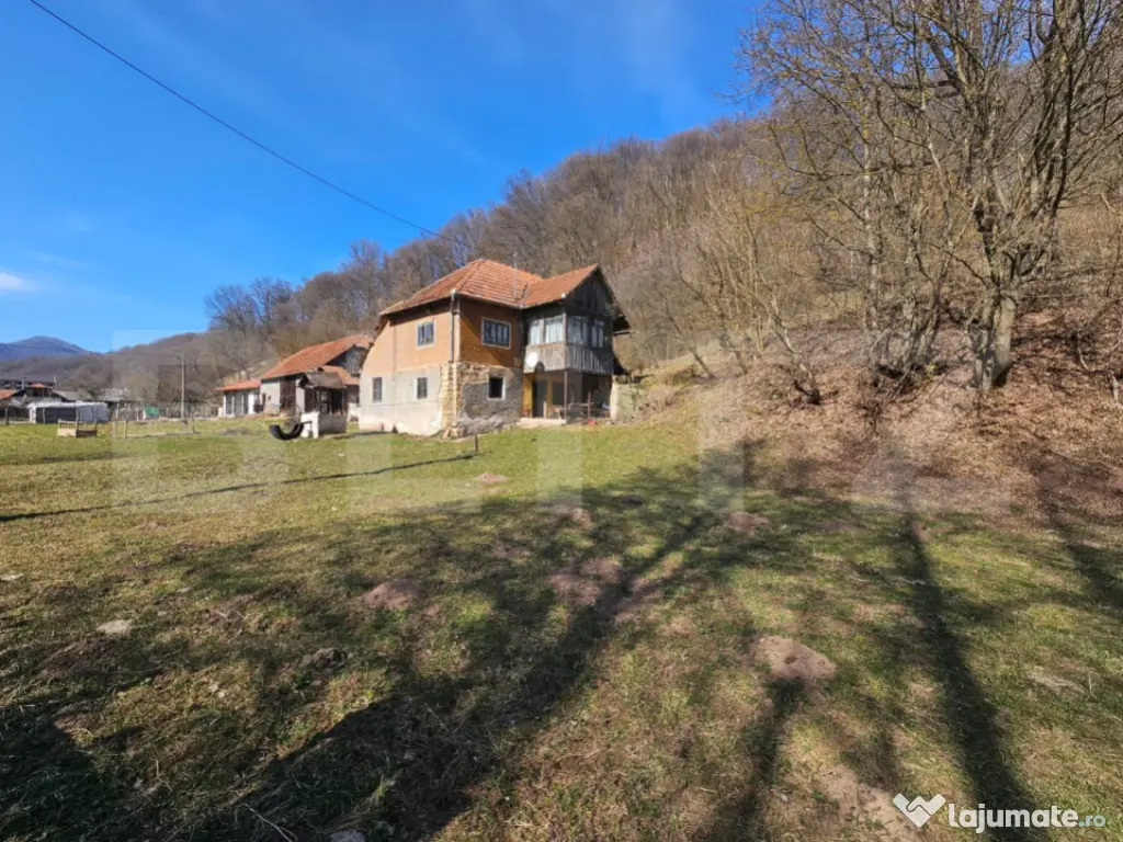 Teren intravilan 6.820 mp cu casă, pădure și râu – Alm