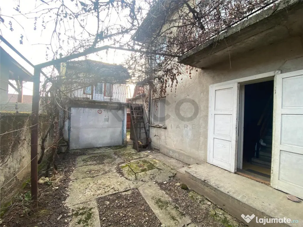 Reco casa P E cu doua apartamente