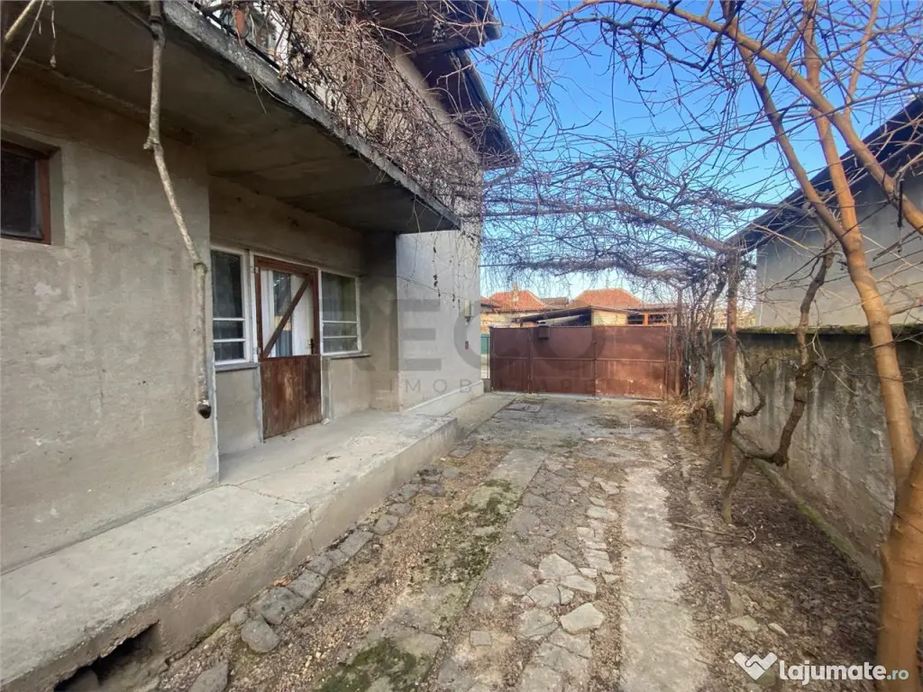 Reco casa P E cu doua apartamente